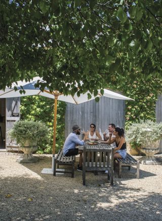 헌터밸리(Hunter Valley) 의 브로크, 크링클우드 바이오다이내믹 와이너리 에서 점심과 와인을 즐기는 친구들