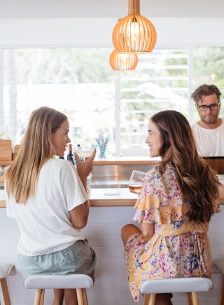 음료를 즐기는 여성들, 아보카 서프 하우스, 아보카 비치(Avoca Beach), 센트럴 코스트