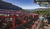 블루마운틴 카툼바(Katoomba) 의 시닉 월드(Scenic World) 에서 제미슨 밸리를 내려가는 시닉 레일웨이(Scenic Railway) 열차를 지켜보는 관광객들