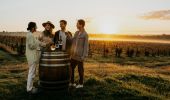 헌터밸리(Hunter Valley) 의 Hope Estate 포도원 에서 와인을 즐기는 친구들