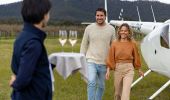 헌터밸리(Hunter Valley) 헬리콥터와 함께 포콜빈(Pokolbin) 와인 시음 경험을 즐기는 커플